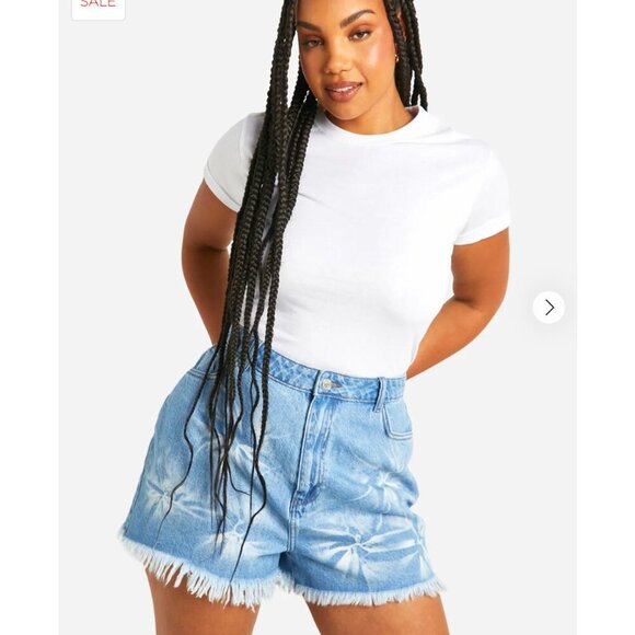 Boohoo Plus Bleach Wash Distressed Hem Denim Shorts - Size 24 - Picture 1 of 10